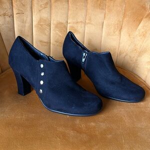 Women’s black heeled booties size 7